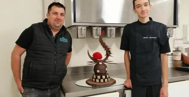 photo mathis avec son maître d’apprentissage, vincent besnard, de l’art de la cabosse au mans. &copy; archives le maine libre