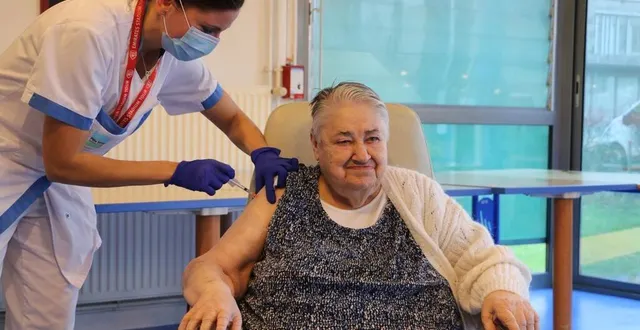 photo arlette guyard, 83 ans, tenait à être la première résidente de l’ehpad de sablé-sur-sarthe à recevoir le vaccin anti-covid, mardi 12 janvier 2021. &copy; ouest-france