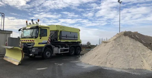 photo le groupe de réseau autoroutier dispose de douze camions d’intervention équipés de lame de déneigement et de système de déversement de sel sur les voies. &copy; photo le maine libre
