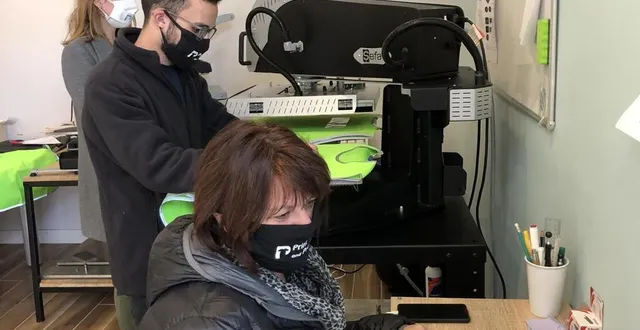 photo dans les nouveaux locaux rue albert-einstein, laura, en arrière-plan a fait de nouveaux investissements comme cette machine à flocage. &copy; le maine libre