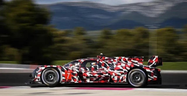 photo en essai sur le circuit du castellet. &copy; toyota