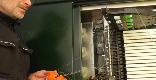 photo un opérateur, formé au centre baugé, intervient ici sur une armoire de raccordement. &copy; ouest-france