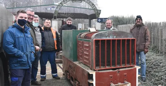 photo une partie des bénévoles qui ont réceptionné ce locotracteur historique. &copy; le maine libre