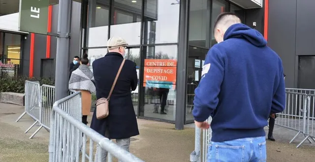 photo à une semaine du réveillon de noël, plus de 100 personnes sont venues, jeudi 17 décembre, au centre de dépistage du parc manceau, dans la zone nord du mans, pour subir un test pcr. &copy; le maine libre