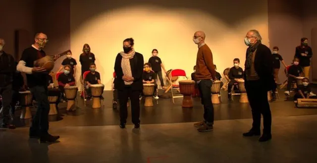 photo un professeur de musique présente l’un des instruments mandingue qui va être remis à un élève. &copy; le maine libre