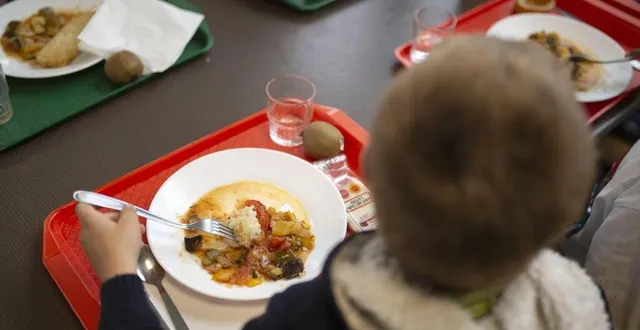 photo au restaurant scolaire de saint-jean-d’assé, deux services sont déjà mis en place le midi au restaurant scolaire. &copy; archives presse océan