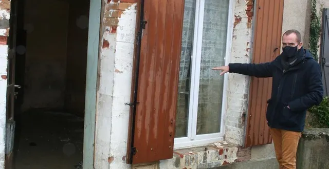 photo le maire david chollet montre la hauteur d’eau atteinte. &copy; le maine libre