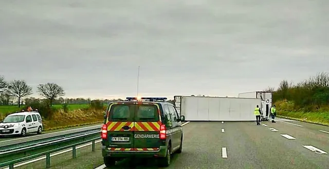 photo le poids lourd a traversé la chaussée et a stoppé sa course en travers de la d775, dans le sens pouancé-segré. &copy; compagnie de gendarmerie de segré-en-anjou-bleu