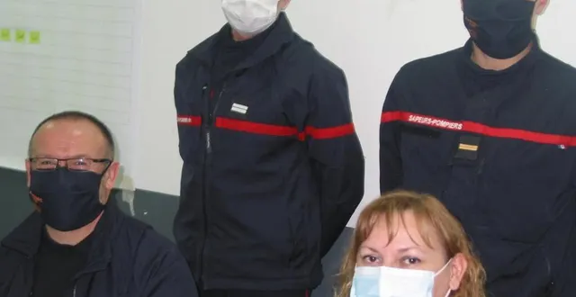 photo le capitaine eric guais, le lieutenant denis gouin, stéphanie bordeaux, de la snwm et l’adjudant yann choupeaux. &copy; ouest-france