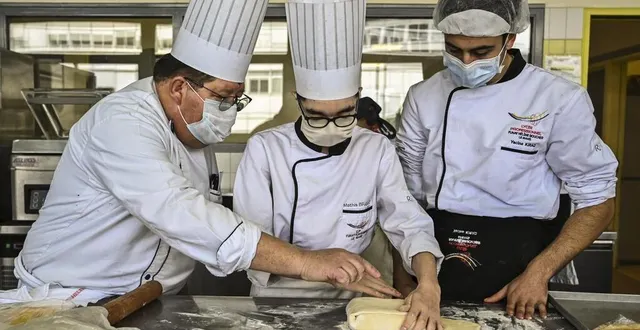 photo éric bion et quelques-uns de ses élèves du lycée hélène-boucher au mans. &copy; photo le maine libre – denis lambert