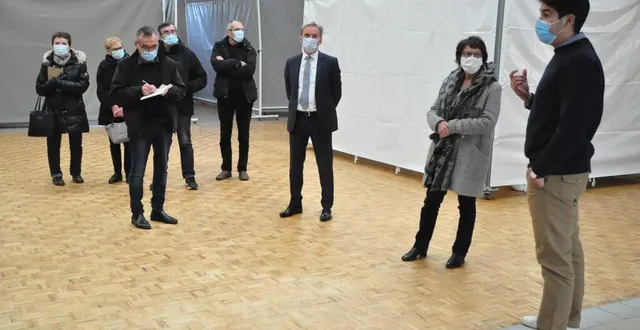 photo le dr karim saïdi (à droite), présente l’organisation et le fonctionnement du centre de vaccination qui doit ouvrir jeudi 21 janvier. &copy; le maine libre