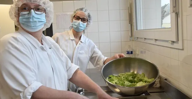 photo valérie rouillon aux fourneaux aux côtés de nadia qui l’assiste. &copy; le maine libre