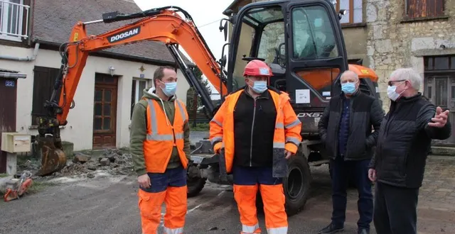 photo jean-paul lesueur, adjoint, et jean-claude mauny, maire, mardi matin, sur le lieu du chantier d’enfouissement des réseaux, rue de la grande-maison. les travaux de terrassement sont efffectués par l’entreprise le clech, d’arconnay. &copy; ouest-france