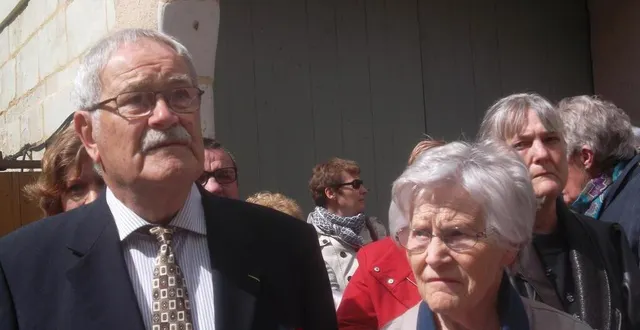 photo gérard ramaugé accompagné de son épouse lors la dénomination officielle de la place « gérard ramaugé ». &copy; archives le maine libre