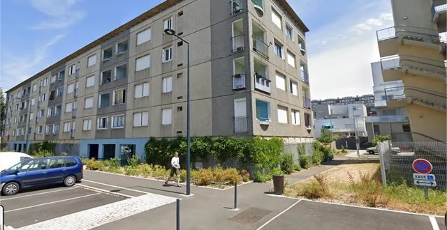 photo les tirs de mortier ont eu lieu aux alentours de la rue claude-debussy, au cœur de la ville. &copy; google street view