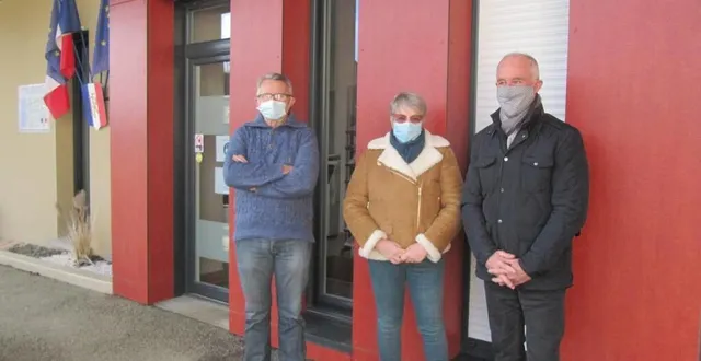 photo de gauche à droite : jacky alleau, annie desoeuvre et gilbert guérin, qui rappellent qu'« il est toujours à l’ordre du jour de sortir masqué dans l’un et l’autre des bourgs de la commune. » &copy; ouest-france