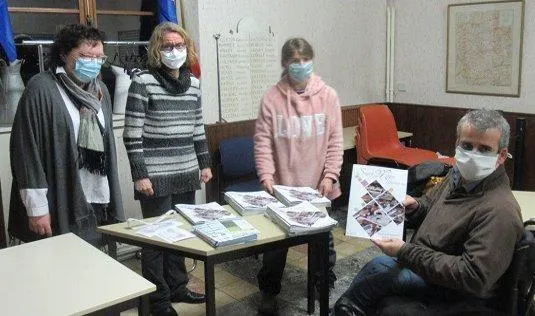 photo le maire et ses adjoints se sont rassemblés pour distribuer « le saint-mars locquenay ». &copy; ouest-france