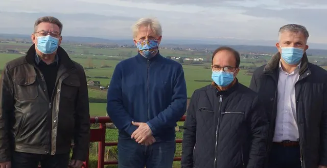 photo de gauche à droit : jean-luc suhard, maire de sainte-jamme-sur-sarthe ; maurice vavasseur, maire de ballon-saint-mars ;alain besnier, maire de montbizot, accompagnés par eric bourge vice-président de la communauté de communes maine cœur de sarthe chargé du développement économique. &copy; ouest-france