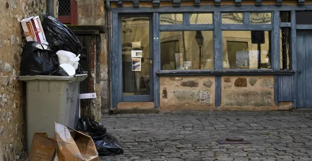 photo papiers et cartons se retrouvent mélangés aux poubelles actuellement. &copy; photo archives le maine libre – denis lambert