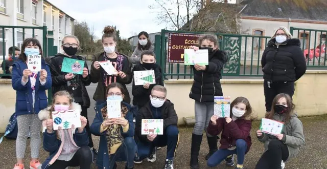 photo au dernier jour d’école, un groupe d’élèves a donné ses dessins à johanna pour qu’elle les porte au repas de noël des sdf de dimanche dernier. &copy; le maine libre