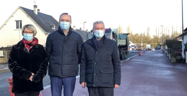 photo marie-thérèse leroux, jean-carles grelier et didier reveau, dans la rue léo-delibes en travaux à la ferté-bernard. à droite : réalisation en cours d’une liaison douce pour piétons et pour cyclistes distincts. &copy; le maine libre