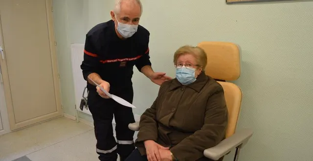 photo jacqueline aux côtés du médecin chef du sdis, claude mougeolle, vient de recevoir son injection. &copy; le maine libre