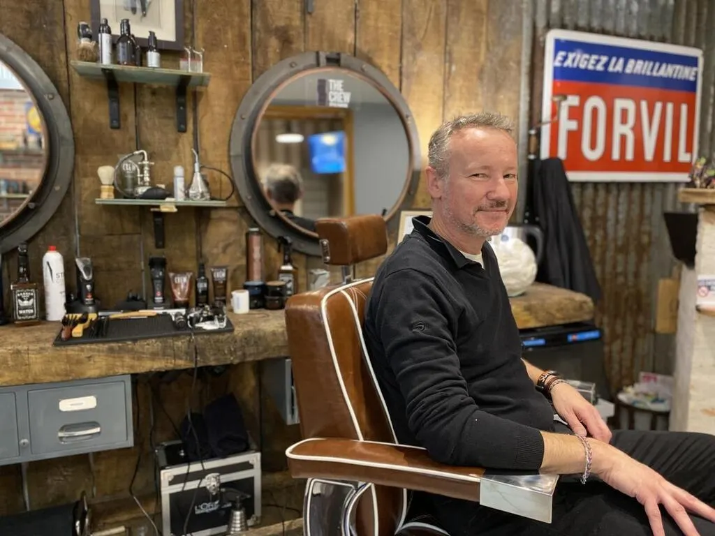 Salon De Coiffure Fontenay Le Comte Fontenay-le-Comte. Il recrée l'ambiance d'un barber shop à l'ancienne - La  Roche sur Yon.maville.com