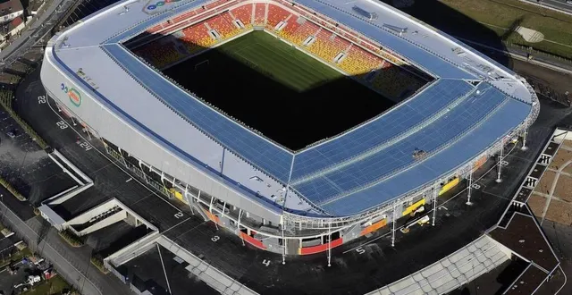 photo la couverture du stade pose à la fois un problème technique et un problème économique. &copy; photo archives denis lambert