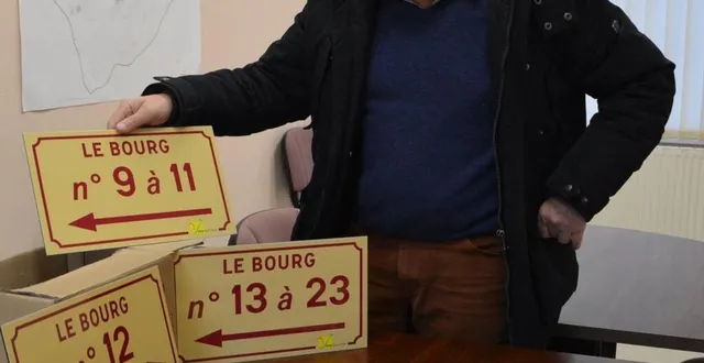photo le maire présente les plaques de numérotation bientôt distribuées. &copy; ouest-france