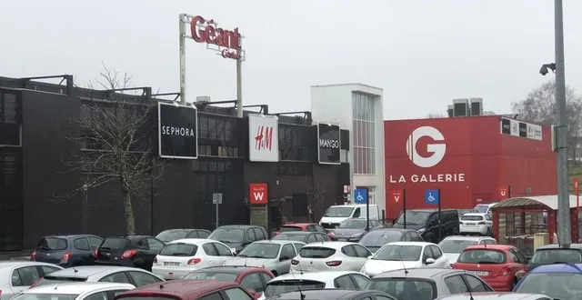 photo un parking bondé. le géant de lanester a connu le rush ce samedi 30 janvier 2021, avant la fermeture imposée en soirée à tous les centres commerciaux non alimentaires d’une surface supérieure à 20 000 m². &copy; ouest-france