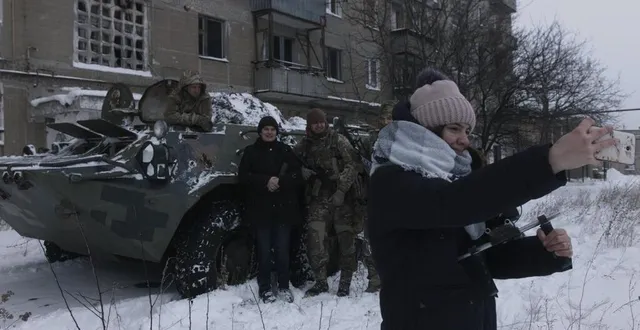 photo « the earth is blue as an orange », une étonnante mise en abyme mise en scène avec brio par iryna tsilyk (ukraine / lituanie). &copy; albatros communicos