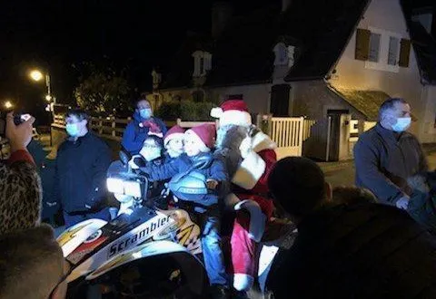 photo le père noël a créé la surprise en faisant son apparition au beau milieu de l’animation organisée par la mairie. &copy; le maine libre