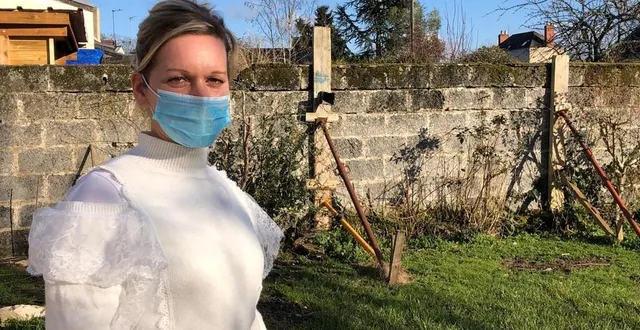 photo après avoir présenté les traces d’humidité dans son logement, la locataire est dans son jardin dont le mur, menaçant de s’écrouler, est soutenu par des étais. &copy; co