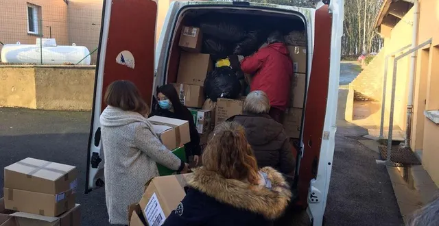 photo le chargement de 1,220 tonne de dons par les cinq élèves de la mfr de bernay-en-champagne et les bénévoles du secours populaire. &copy; le maine libre