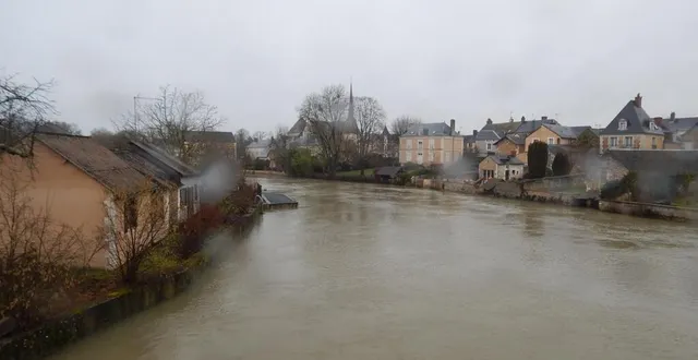 photo le loir à vaas, vu depuis le pont. &copy; le maine libre