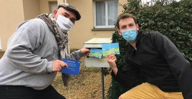 photo frédéric buzance et alexandre le bonhomme, conseillers municipaux et auteurs de la carte de vœux, font partie des neuf élus qui ont distribué samedi dans chaque boîte à lettres, le carton de bonne année. &copy; ouest-france