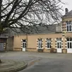 photo l’école de saint-hilaire-sur-erre a été baptisée école du marronnier, marronnier qui s’épanouit dans la cour de récréation.
