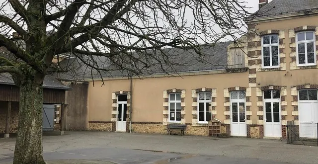 photo l’école de saint-hilaire-sur-erre a été baptisée école du marronnier, marronnier qui s’épanouit dans la cour de récréation. &copy; ouest-france