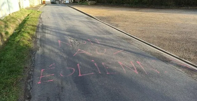 photo un message a été tagué, mardi, sur la route qui passe devant la salle polyvalente de ligron, où s’est tenu le comité de concertation. la porte-parole de sauvons les garennes de saars indique qu’il ne s’agit pas d’une action revendiquée par le collectif. &copy; ouest-france