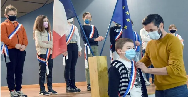 photo parmi les cinq adultes encadrant le cmj, vincent bercy, consultant externe également en charge de remettre les écharpes. &copy; le maine libre