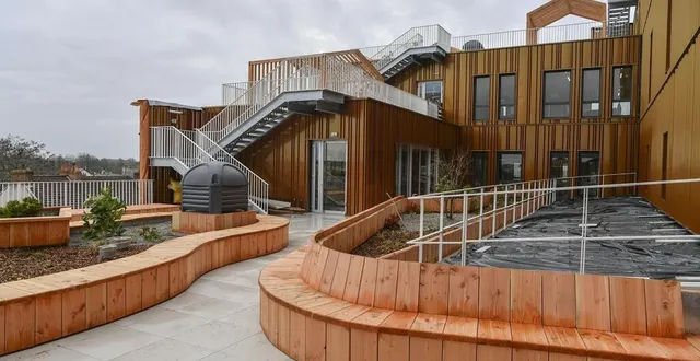 photo de vastes terrasses extérieures ont été soigneusement aménagées aux étages supérieurs afin d’offrir des espaces de détente mais aussi de travail aux salariés. &copy; photo le maine libre – yvon loué