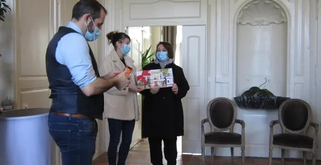 photo maurane, l’heureuse gagnante, remet à sophie de l’association au chat zen le prix en présence de michel da costa. &copy; le maine libre