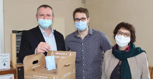 photo de gauche à droite : christophe libert, vice-président en charge de la commission déchetteries et ordures ménagères, nicolas jariais, responsable du service environnement et nadine grelet-certenais, présidente de la communauté de communes du pays fléchois. &copy; ouest-france