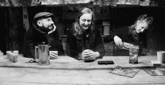 photo accueil à la ferme des ouvry à la gilberdière à berjou pour une journée d’entretien en janvier, avec, de gauche à droite : guillaume hermange, élodie foubert et pauline madeline. « les photos de rivo ralison, photographe de la troupe, font également partie de la matière collectée devant servir au scénario de la balade théâtralisée ». &copy; dr