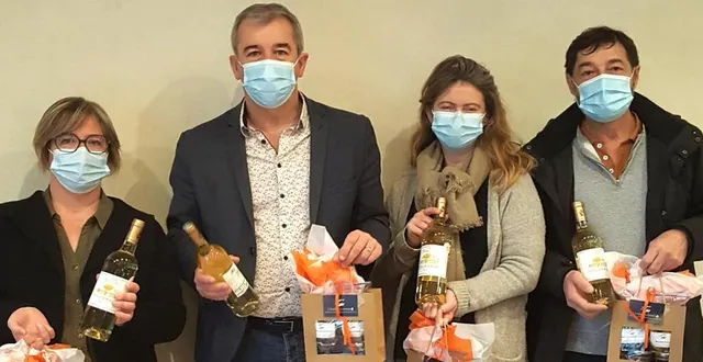 photo les élus offrent un colis cadeau à leurs aînés pour rompre la solitude. &copy; le maine libre