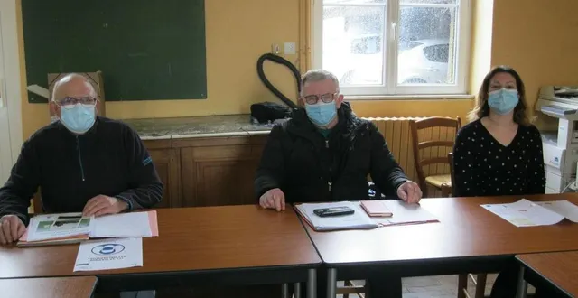 photo de gauche à droite : patrice bidault, premier adjoint ; bernard mésenge, maire de lonlay-le-tesson et priscilla delalande, deuxième adjointe. &copy; ouest-france
