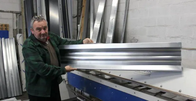 photo christophe chéneau montre une pièce réalisée avec une plieuse à commande numérique. &copy; le maine libre