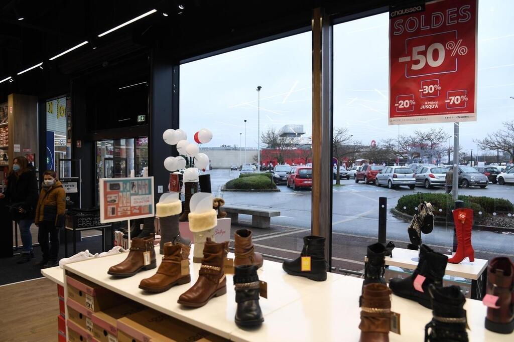 Angers. Sur le parking d Espace Anjou les magasins restent