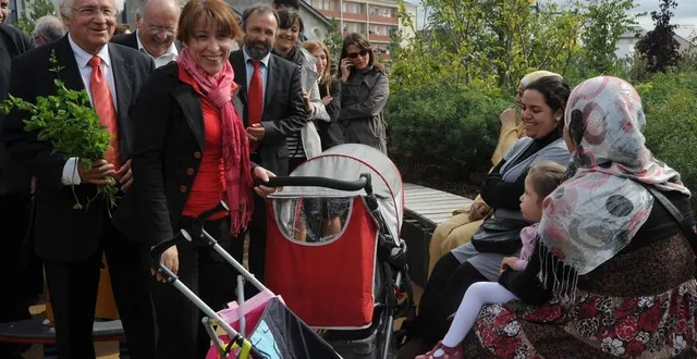 photo  le 16 septembre 2010, fadela amara, secrétaire d’état chargée de la politique de la ville, revenait à trélazé pour inaugurer le quartier grand-bellevue, s’arrêtant souvent auprès de la population pour discuter.  &copy;  archives co – yolande mignot 