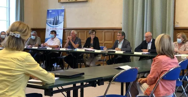 photo  réunion communautaire de domfront-tinchebray interco, le 23 juillet 2020 à domfront. au centre, bernard soul, maire de domfront et josette porquet, maire de tinchebray-bocage.  &copy;  archives ouest-france 